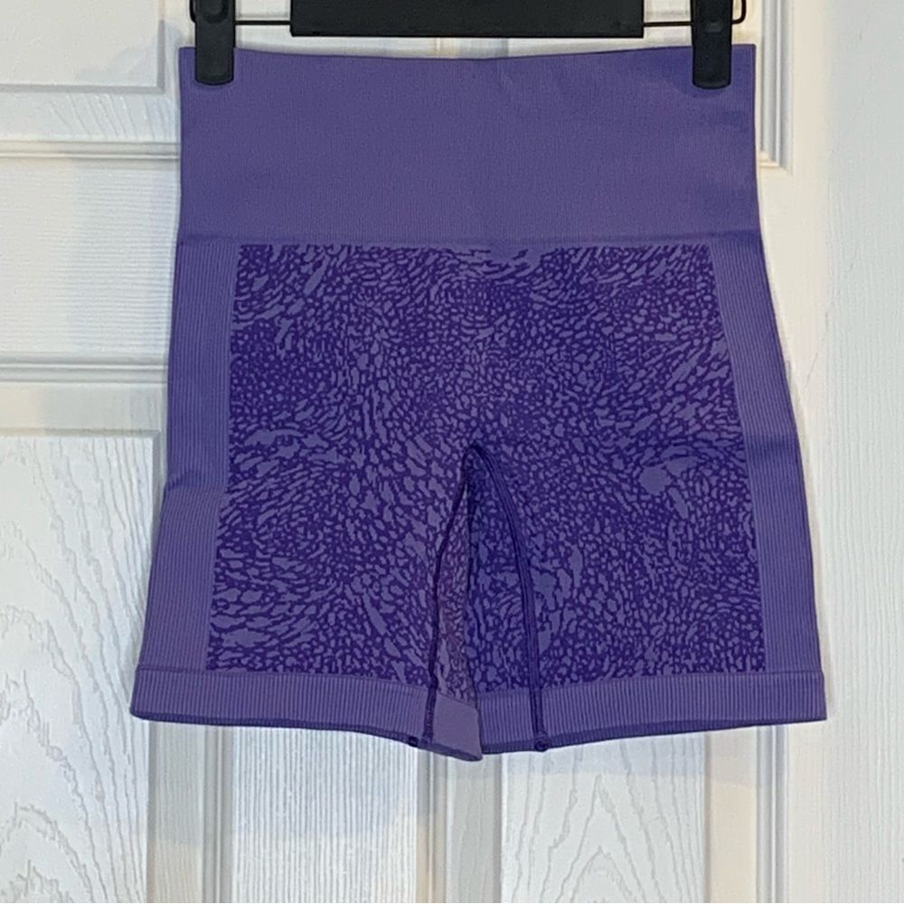 Lululemon Sculpt Biker Shorts Iris Flower Floral Stretchy Size 4